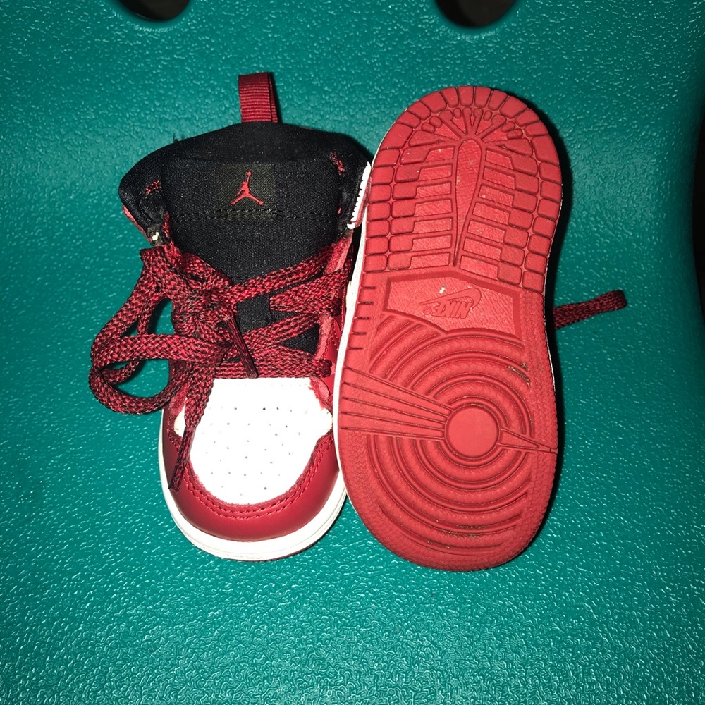 Sneakers - Picture 7 of 8